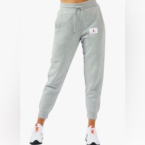 Jordan standard fit Stretch-ribbed cuffs Jock tag Hand pockets, back pocket.